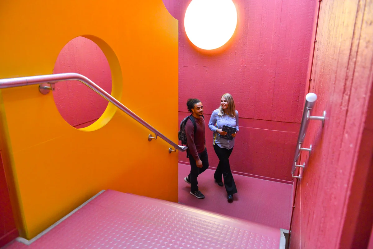 Ontmoeting in het trappenhuis van de Hanzehogeschool Groningen — fotografie Martine Hoving