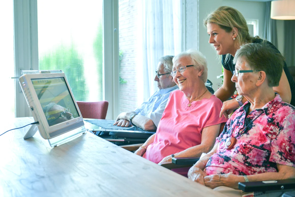 ZZWD — samen aan de computer — fotografie Martine Hoving