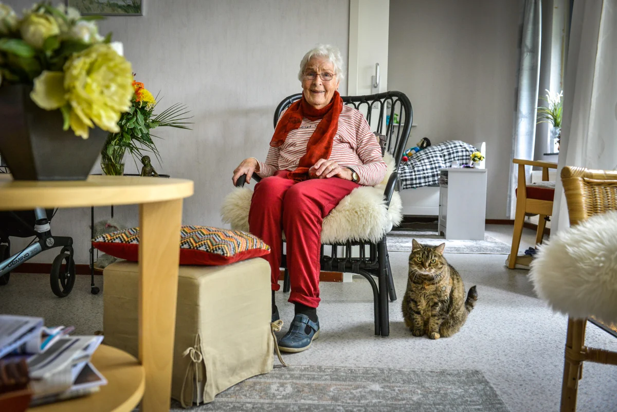 Interzorg — portret thuis met kat — fotografie Martine Hoving