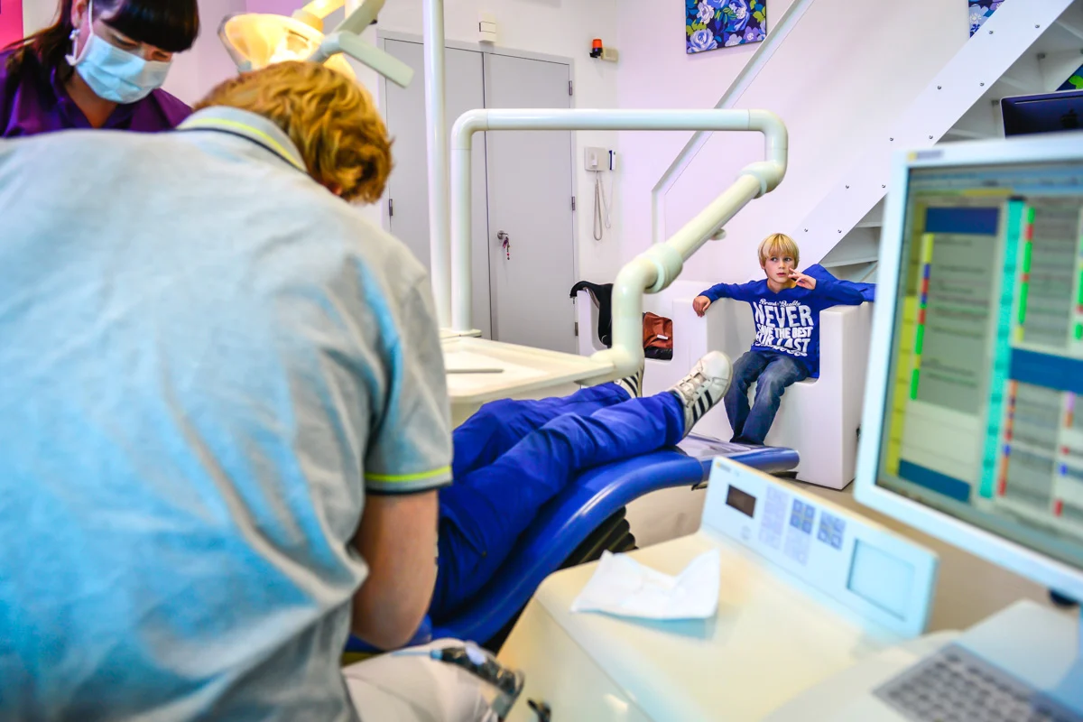 Tandarts Dubbeling — een moment in de praktijk — fotografie Martine Hoving
