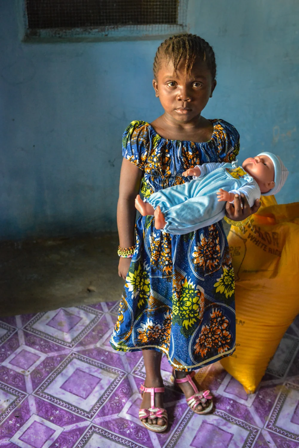 Stichting 2 gether 2 Africa — meisje met een pop