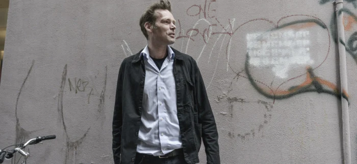 & Talent — portret bij een graffitiwand