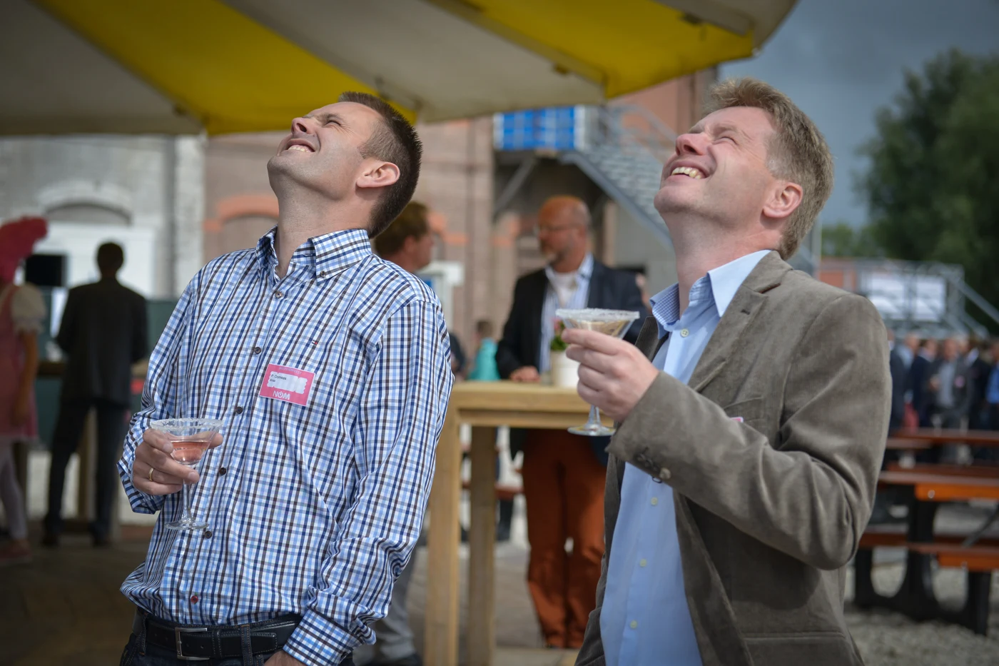 Twee mannen kijken omhoog tijdens het NOM Midsummerfeest