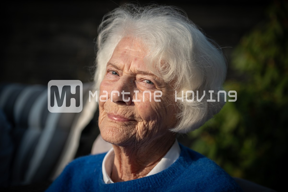 Ouderen — authenticiteit, bejaarde vrouw, blauwe trui