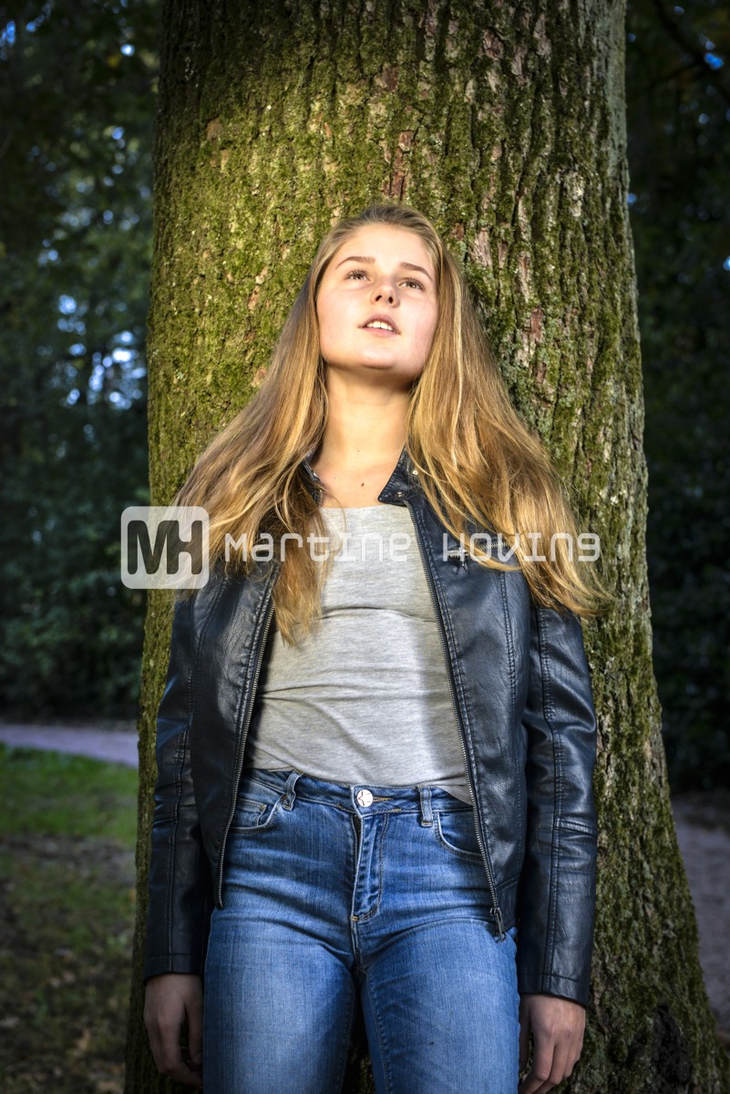 tienermeiden samen rondhangen in eigen buurt
