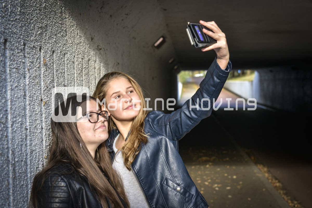 tienermeiden samen rondhangen in eigen buurt